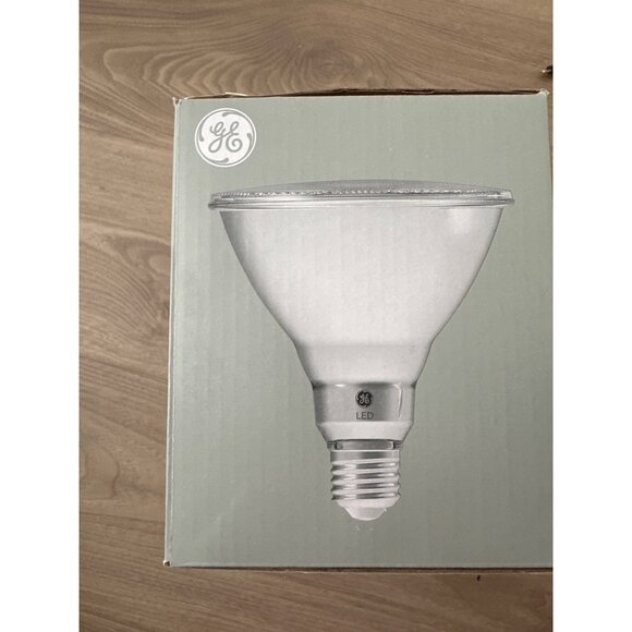 GE Classic LED Floodlight Bulb 2-Pack PAR38 Daylight 1300 Lumens 22.8 Years 90W - Picture 2 of 5